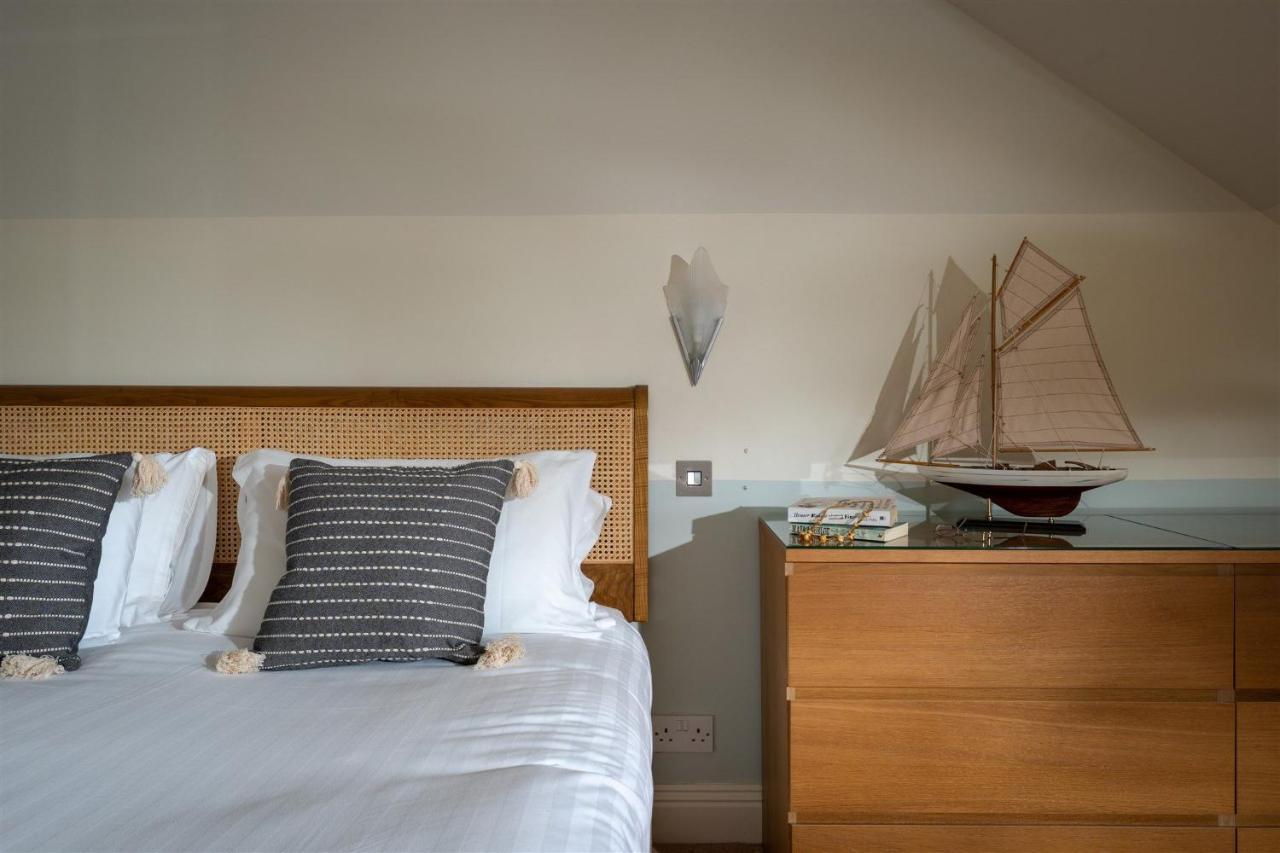 Uphigh - Elevated Family Home With Stunning River Views Dartmouth Eksteriør bilde