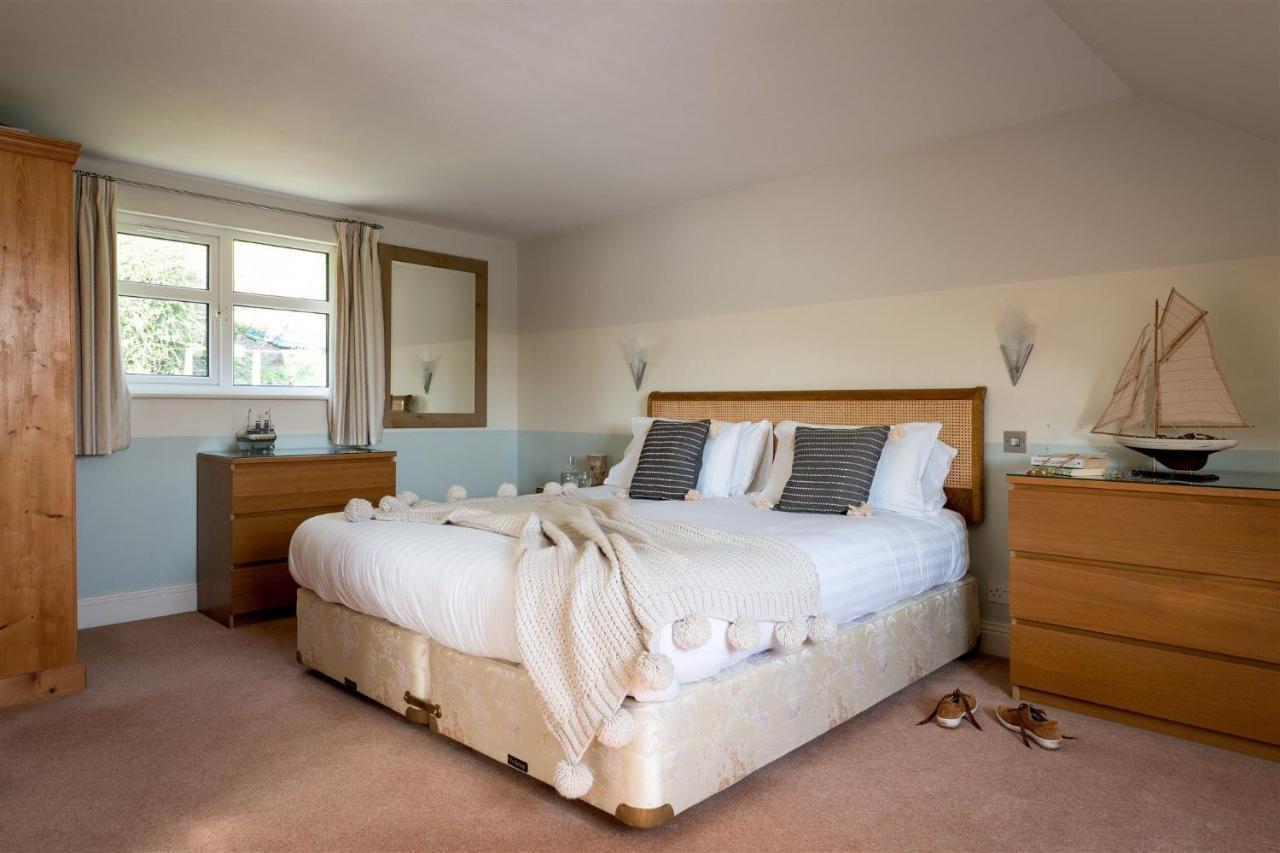 Uphigh - Elevated Family Home With Stunning River Views Dartmouth Eksteriør bilde