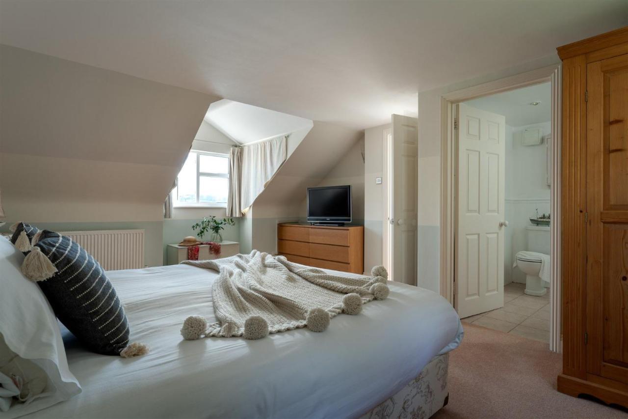 Uphigh - Elevated Family Home With Stunning River Views Dartmouth Eksteriør bilde