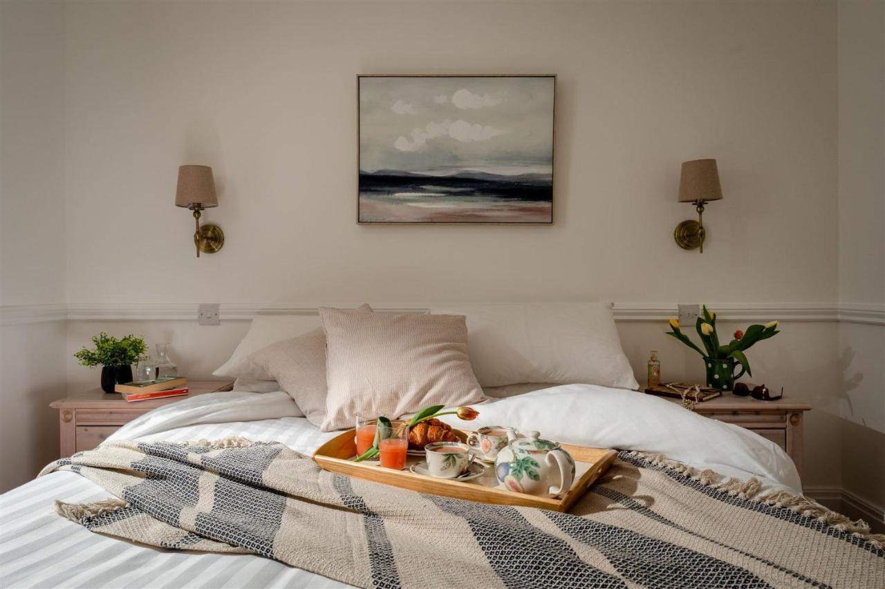 Uphigh - Elevated Family Home With Stunning River Views Dartmouth Eksteriør bilde