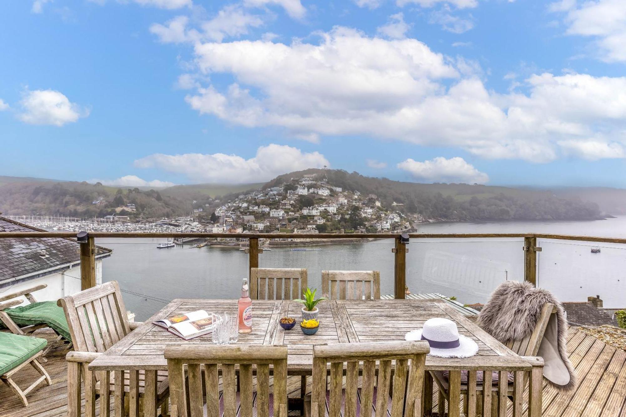 Uphigh - Elevated Family Home With Stunning River Views Dartmouth Eksteriør bilde