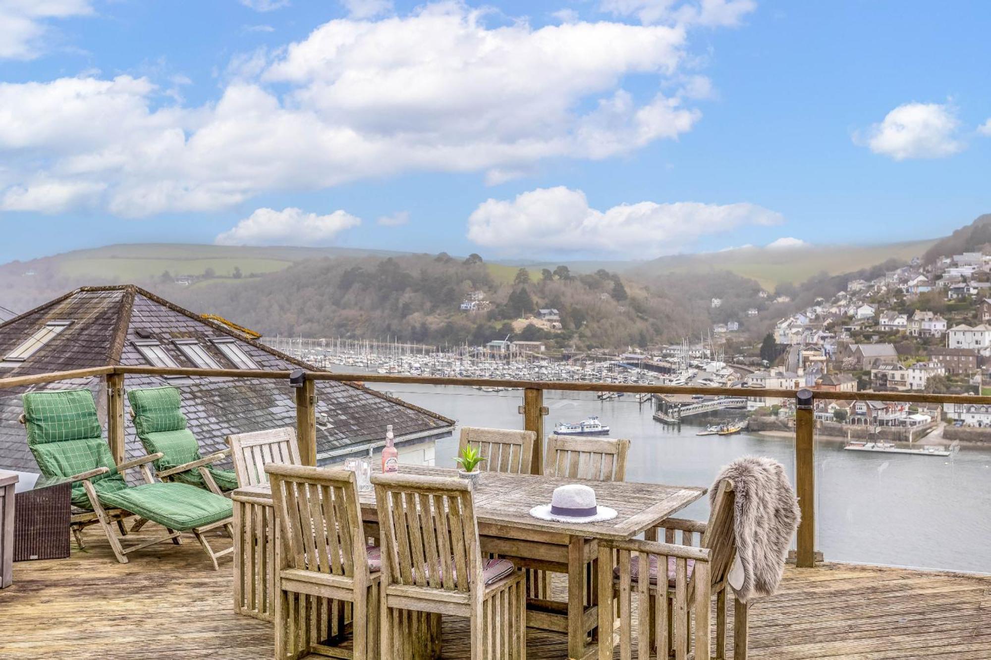 Uphigh - Elevated Family Home With Stunning River Views Dartmouth Eksteriør bilde